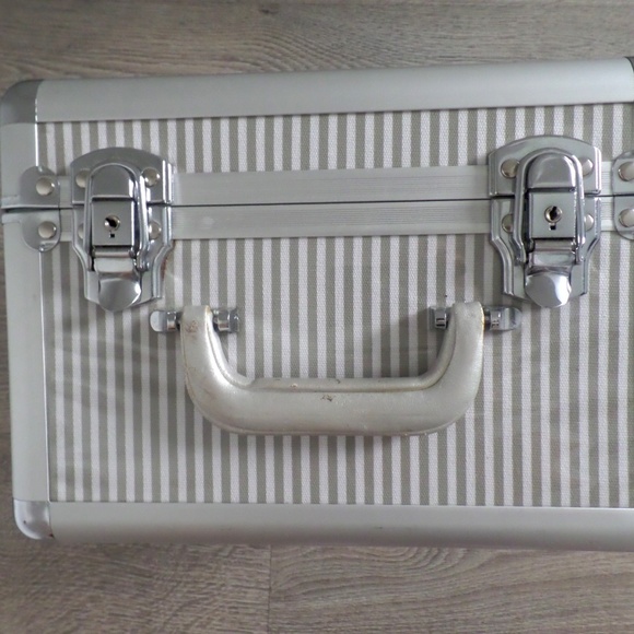 Holt Renfrew Professional Makeup Case - Picture 2 of 6